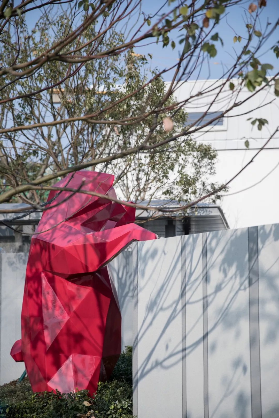 Ó×¶ù԰ΧǽÉϵÄͯȤµñËÜÕÅÍûСÐÜ