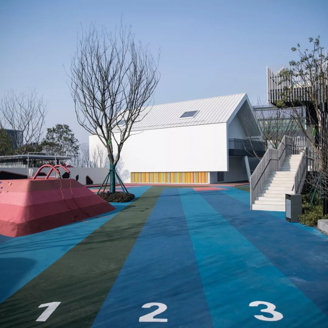 ÐÞ½¨µÄÇå½àÓë»î¶¯Ô°µØµÄ¶à²ÊÏàµÃÒæÕÃ